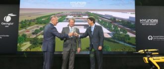 Euisun Chung, presidente executivo do Hyundai Motor Group, o governador da Geórgia, Brian Kemp, e Jose Munoz, presidente e CEO da Hyundai North America comemoram com um brinde com champanhe na terça-feira, 25 de outubro de 2022, durante a inauguração oficial da Hyundai Meta Plant no megacondado de Bryan local perto de Ellabell Georgia.