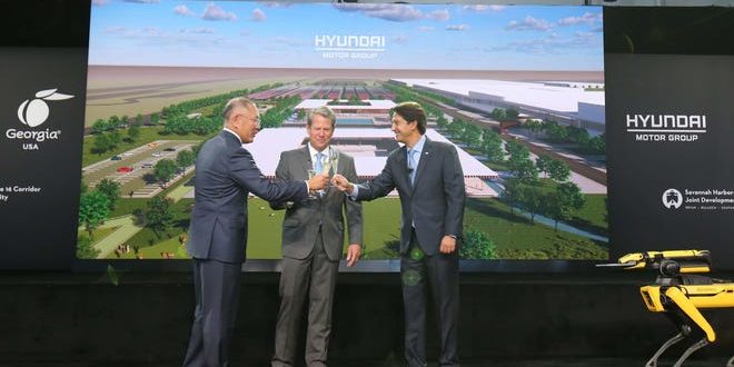 Euisun Chung, presidente executivo do Hyundai Motor Group, o governador da Geórgia, Brian Kemp, e Jose Munoz, presidente e CEO da Hyundai North America comemoram com um brinde com champanhe na terça-feira, 25 de outubro de 2022, durante a inauguração oficial da Hyundai Meta Plant no megacondado de Bryan local perto de Ellabell Georgia.